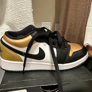 Only worn 2 times I’m a size 6 women and they fit me